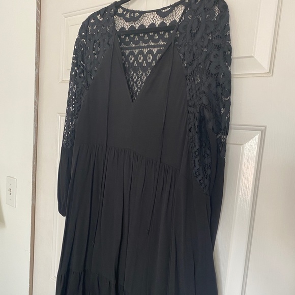 Maksa black lace-back & sleeve dress. Bottom is lined. Loose, comfortable shape - Picture 2 of 6
